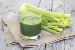 Ang mga benepisyo at pinsala ng celery juice
