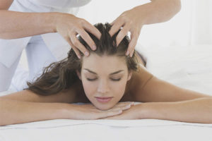 Ang head massage para sa paglago ng buhok at pagpapalakas