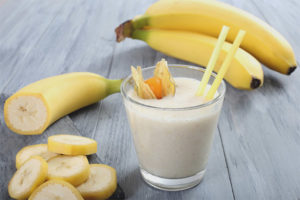 Paano gumawa ng isang banana smoothie