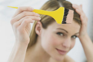 Posible bang tinain ang buhok ng isang ina ng pag-aalaga