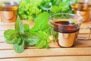 Ang tsaa na may lemon balm sa panahon ng pagbubuntis