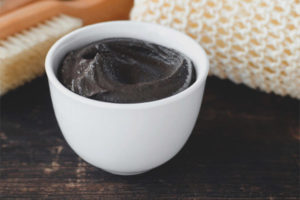 Itim na luad para sa cellulite