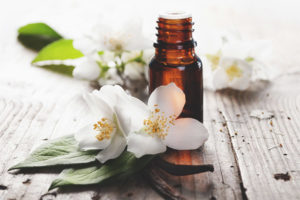 Jasmine Essential Oil para sa Mukha