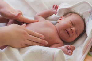 Paano makakatulong sa isang bata na may colic