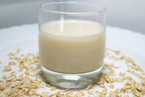 Mga gamot na gamot at contraindications para sa decoction ng oats