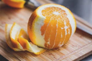 Ang mga benepisyo at pinsala sa mga orange na peel