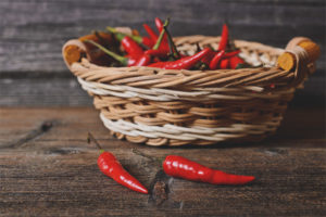Ang mga pakinabang at pinsala ng cayenne pepper