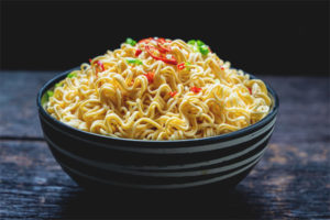 Ang mga benepisyo at pinsala sa mga instant noodles