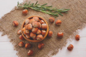 Ang mga benepisyo at pinsala sa mga hazelnuts