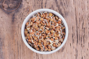 Ang mga benepisyo at pinsala sa mga sprouted lentil