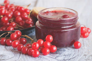 Ang mga benepisyo at pinsala ng viburnum jam