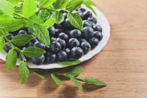 Mga katangian ng therapeutic at contraindications ng mga dahon ng blueberry