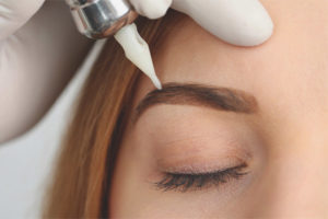 Maaari bang gawin ng mga buntis na kababaihan ang pag-tattoo ng kilay