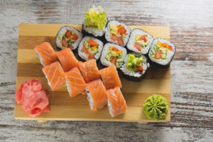 Maaari bang kumain ang mga buntis na sushi at roll?