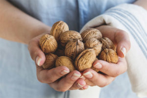 Maaari bang kumain ang mga buntis na mga walnut