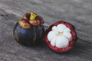 Mga kapaki-pakinabang na katangian at contraindications ng mangosteen