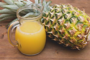 Ang mga benepisyo at pinsala ng pinya juice