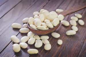 Ang mga pakinabang at pinsala ng puting beans