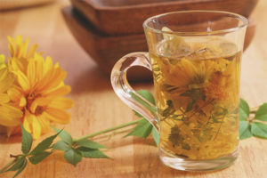 Ang mga pakinabang at pinsala ng calendula tea