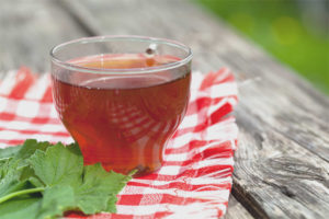 Ang mga pakinabang at pinsala ng tsaa ng currant leaf