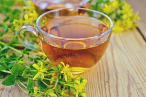 Ang mga pakinabang at pinsala ng hypericum tea
