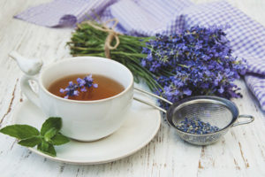 Ang mga pakinabang at pinsala ng tsaa na may lavender
