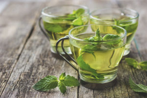 Ang mga pakinabang at pinsala ng mint tea