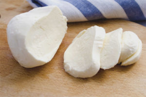 Ang mga benepisyo at pinsala sa mozzarella