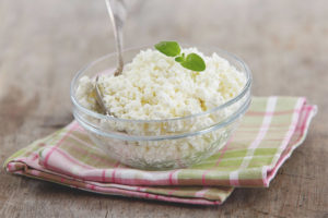 Ang mga pakinabang at pinsala sa cottage cheese sa gabi
