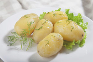 Ang mga pakinabang at pinsala ng pinakuluang patatas