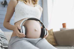 Maaari bang pakinggan ng mga buntis na kababaihan ang malakas na musika