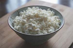 Posible bang i-freeze ang cottage cheese sa isang freezer