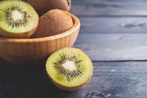 Mga kapaki-pakinabang na katangian at contraindications ng kiwi
