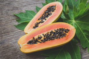 Mga kapaki-pakinabang na katangian at contraindications para sa mga papayas