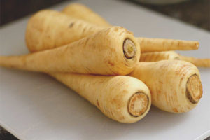 Mga kapaki-pakinabang na katangian at contraindications ng parsnip