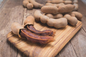 Mga kapaki-pakinabang na katangian at contraindications ng tamarind