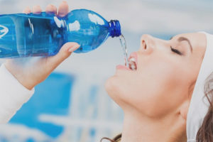 Gaano karaming mga tao ang dapat uminom ng tubig bawat araw