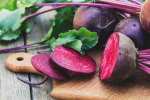 Mga kapaki-pakinabang na katangian at contraindications para sa mga beets