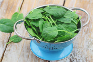 Bakit ang spinach ay mabuti para sa mga kalalakihan at kababaihan
