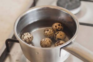 Paano at kung magkano ang magluto ng mga itlog ng pugo