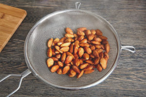 Paano upang alisan ng balat o alisan ng balat almond