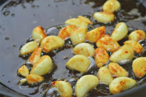 Paano magprito ng bawang sa isang kawali