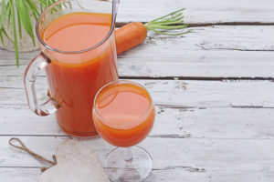 Paano gumawa ng juice ng karot para sa taglamig