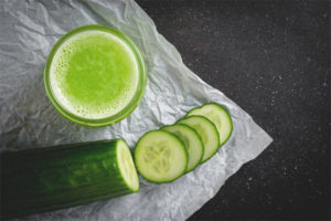 Paano gumawa ng pipino juice para sa taglamig