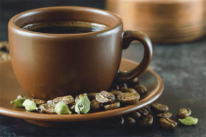 Ang mga pakinabang at pinsala sa kape na may karmadon