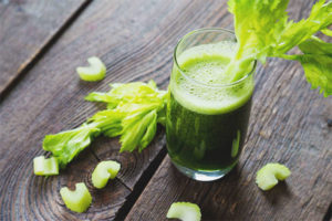 Pagdulas ng kintsay na smoothie at smoothie
