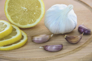 Lemon na may bawang para sa paglilinis ng mga vessel