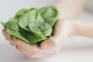 Mukha ang mga maskara na may spinach