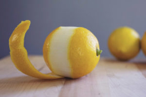 Posible bang kumain ng isang alisan ng balat ng isang limon