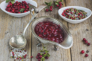 Ang sarsa ng karne ng Lingonberry